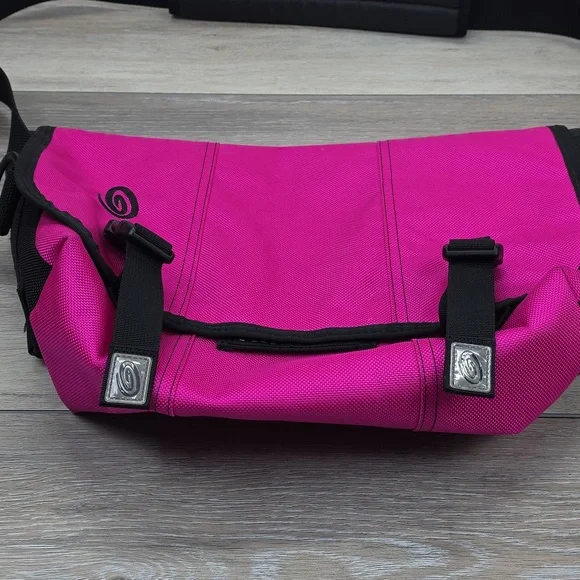 Timbuk2 Classic Messenger Bag - Raspberry Pink & Black - Waterproof Tech Carry - Picture 3 of 16
